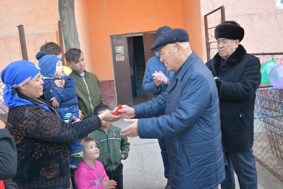 تۇركىستان: كاسىپكەرلەر كوپبالالى اناعا 3 بولمەلى پاتەر سىيلادى