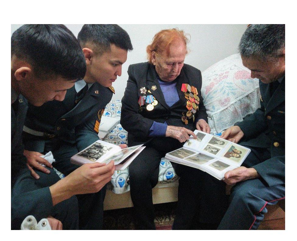 كۋرسانتتار ارداگەر انالاردى قۇتتىقتادى