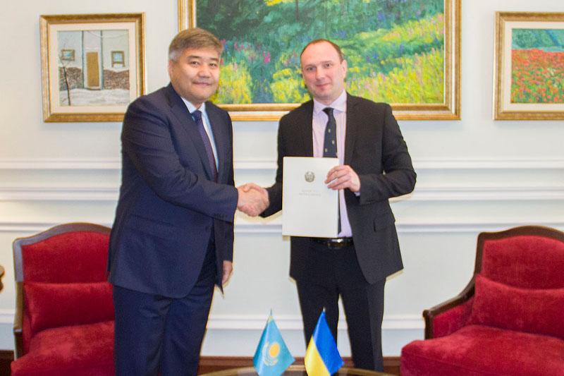 قازاقستاننىڭ ۋكرايناداعى ەلشىسى دارحان كالەتاەۆ سەنىم گراموتالارىن تاپسىردى