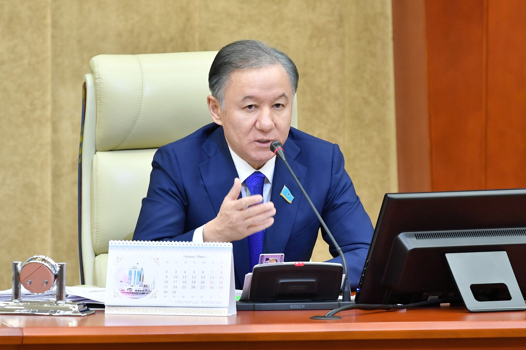 ن.نىعماتۋلين سۇراققا قازاق تىلىندە جاۋاپ بەرمەگەن ۆيتسە-ءمينيستردى سىنعا الدى