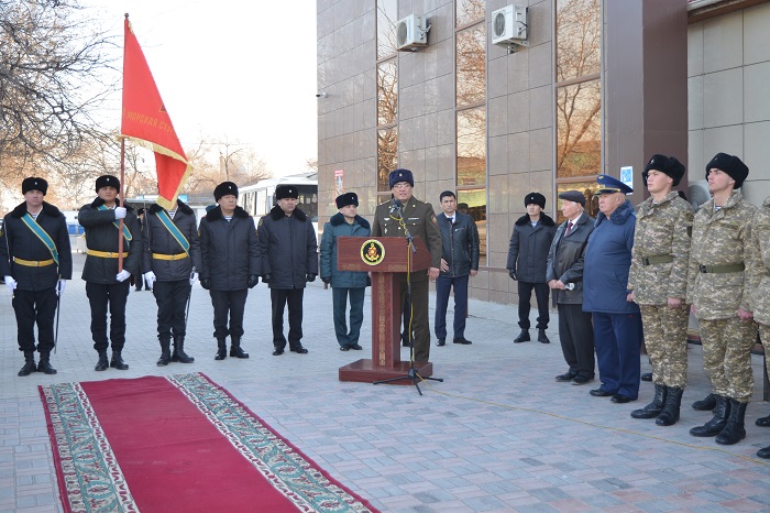 اقتاۋعا 74-ءشى جەكە تەڭىز اتقىشتار بريگاداسىنىڭ جاۋىنگەرلىك تۋى جەتكىزىلدى