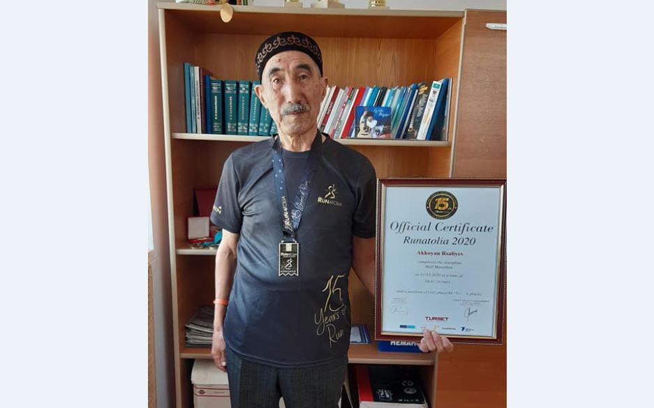 قىزىلوردا: قازالىلىق قاريا حالىقارالىق مارافون جەڭىمپازى