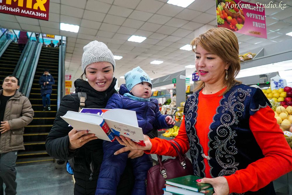 بازارعا بارىپ ءان سالدى