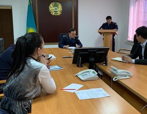 جاڭاوزەندە پوليتسەيلەر مۇناي مەكەمەسى باسشىلارىمەن كەزدەستى