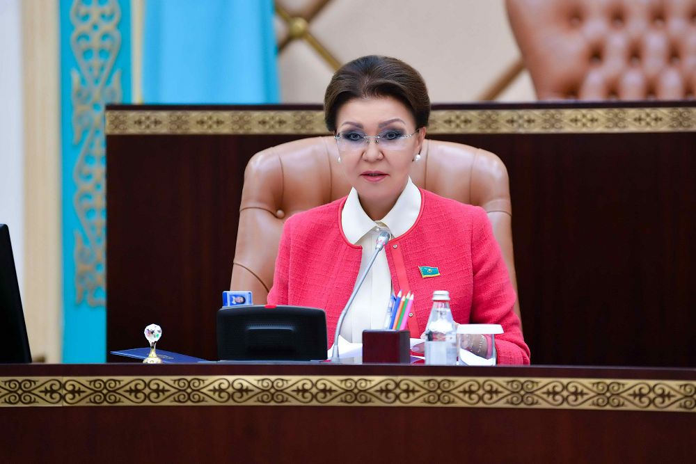 سەناتورلار ءبىر كۇندىك ەڭبەكاقىسىن كوروناۆيرۋسپەن كۇرەس قورىنا اۋداردى