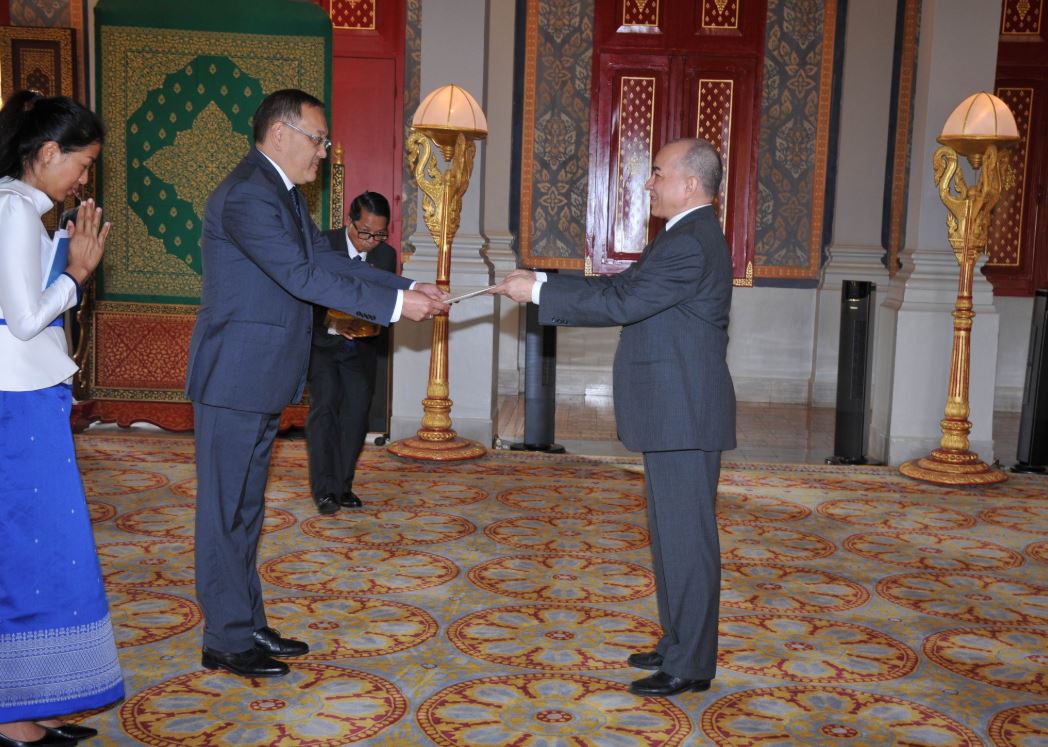 قازاقستان ەلشىسى كامبودجا كورولىنە سەنىم گراموتالارىن تاپسىردى