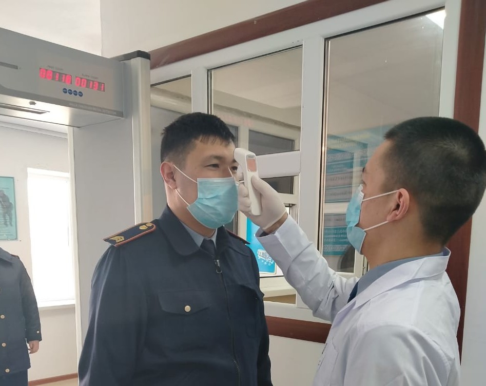 كەزدەسۋلەرگە تىيىم سالىنىپ, جۇمىسقا شەكتەۋ قويىلدى