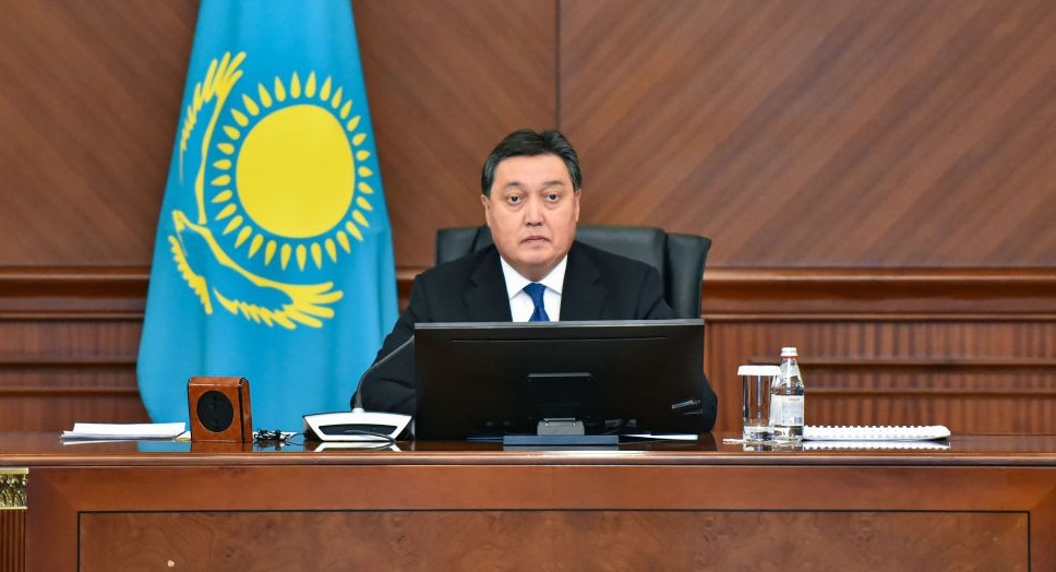 پرەمەر-مينيستر كاسىپكەرلەردى سالىقتان بوساتاتىن قاۋلىعا قول قويدى