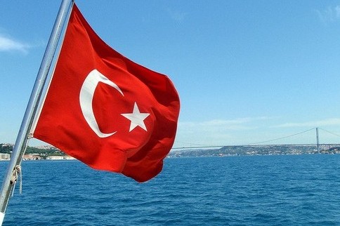 تۇركيا حالقى مەديتسينالىق قىزمەتكەرلەرگە ءۇش كۇن بويى قول شاپالاقتاپ, قۇرمەت كورسەتىپ جاتىر