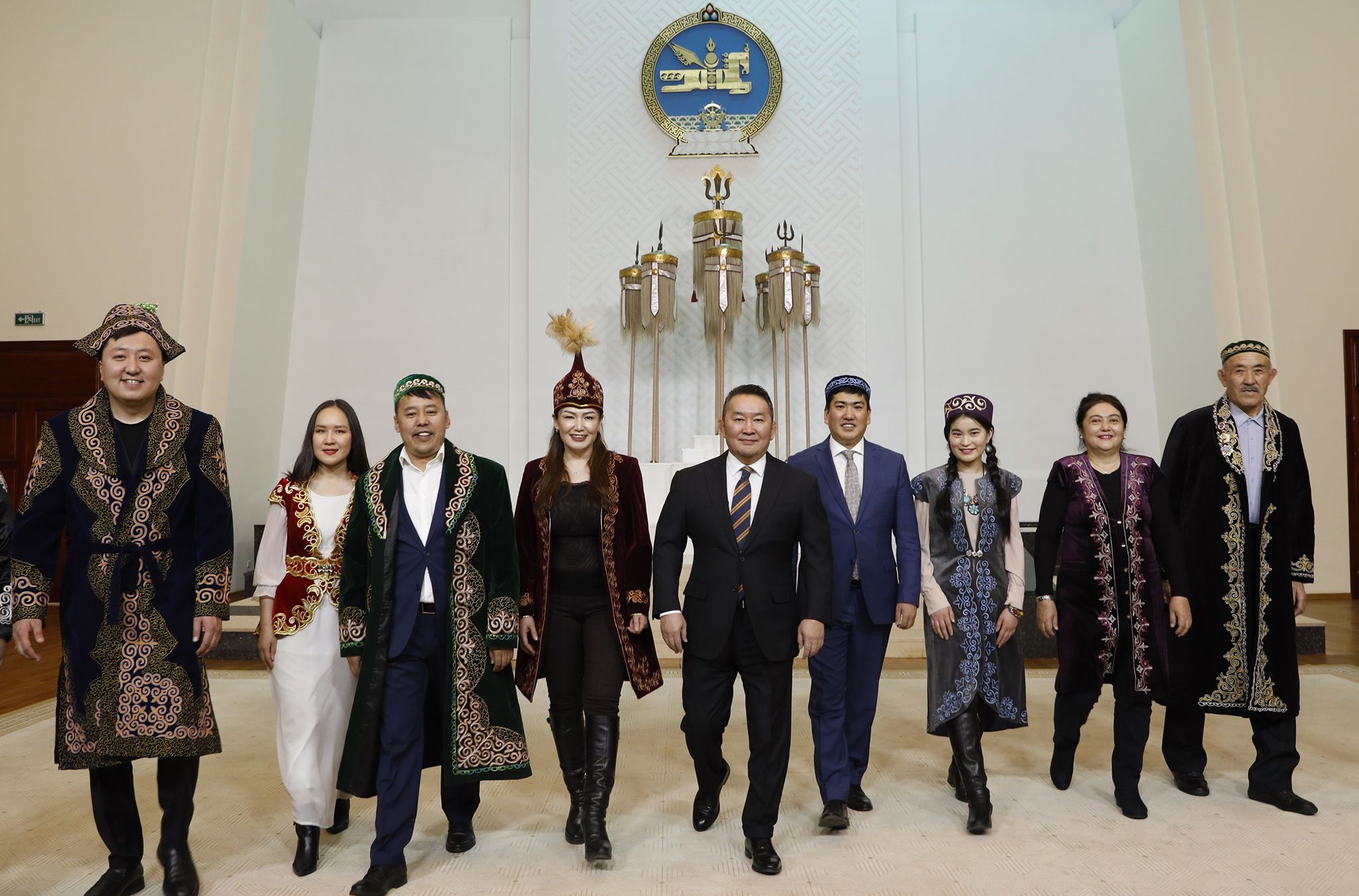 موڭعوليانىڭ جوعارعى لاۋازىمدى تۇلعالارى قازاق حالقىنا مەرەكەلىك قۇتتىقتاۋ جولدادى