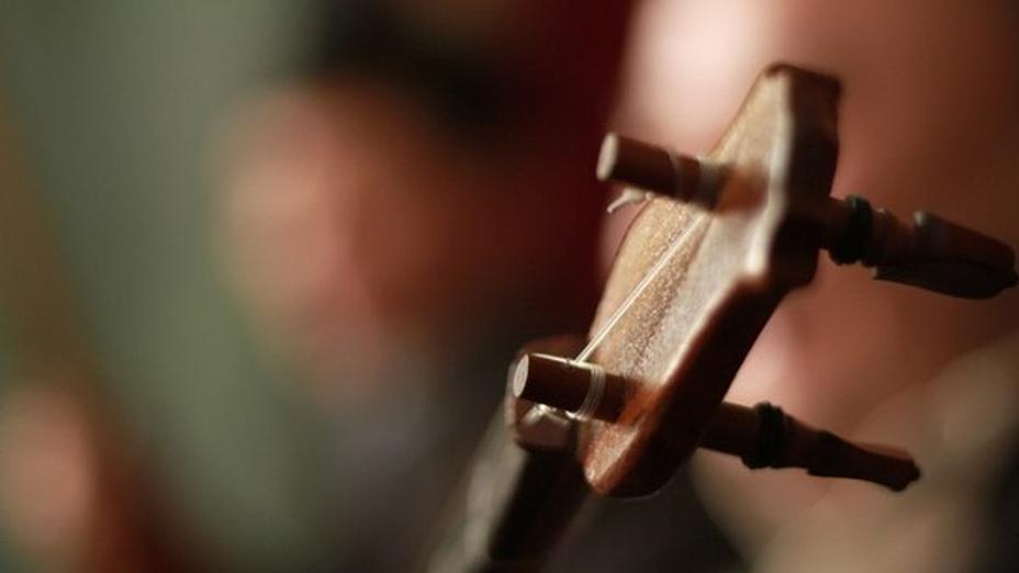 ەلوردالىق ونەرپاز بالكوندا تۇرىپ, دومبىرامەن ءان شىرقادى