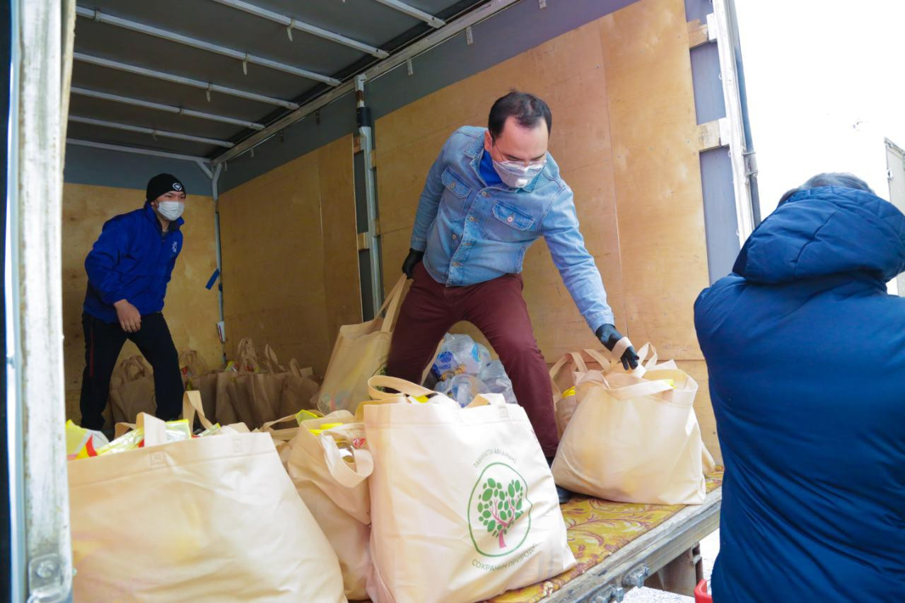 نۇر-سۇلتان قالاسىندا 800-دەن استام مۇقتاج وتباسىعا ماسكا مەن انتيسەپتيكتەر تاراتىلدى