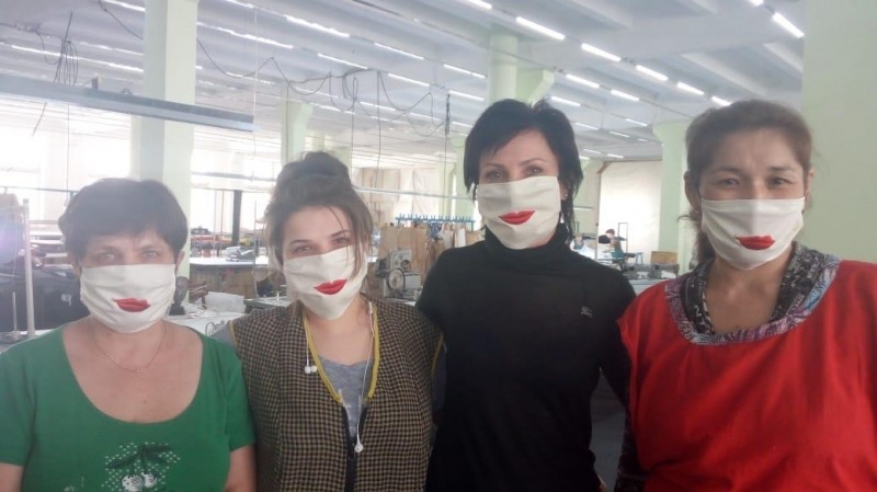 قاراعاندىلىق ىسمەرلەر «كەت, COVID-19!» دەگەن جازۋى بار ماسكالار تىگە باستادى