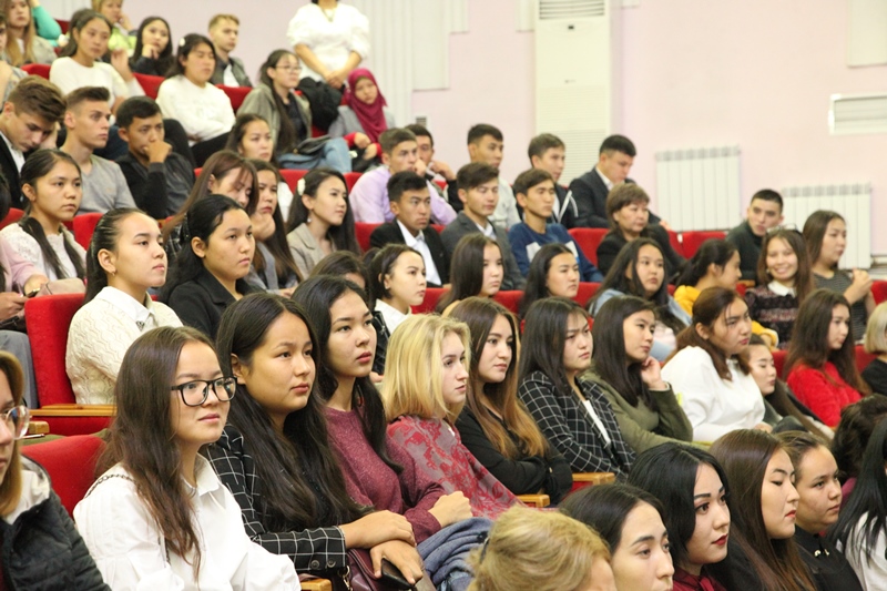 ەلىمىزدەگى ستۋدەنتتەردىڭ قاشىقتان ءبىلىم الۋ جۇيەسىنە كوشكەنىنە ءبىر اپتا بولدى