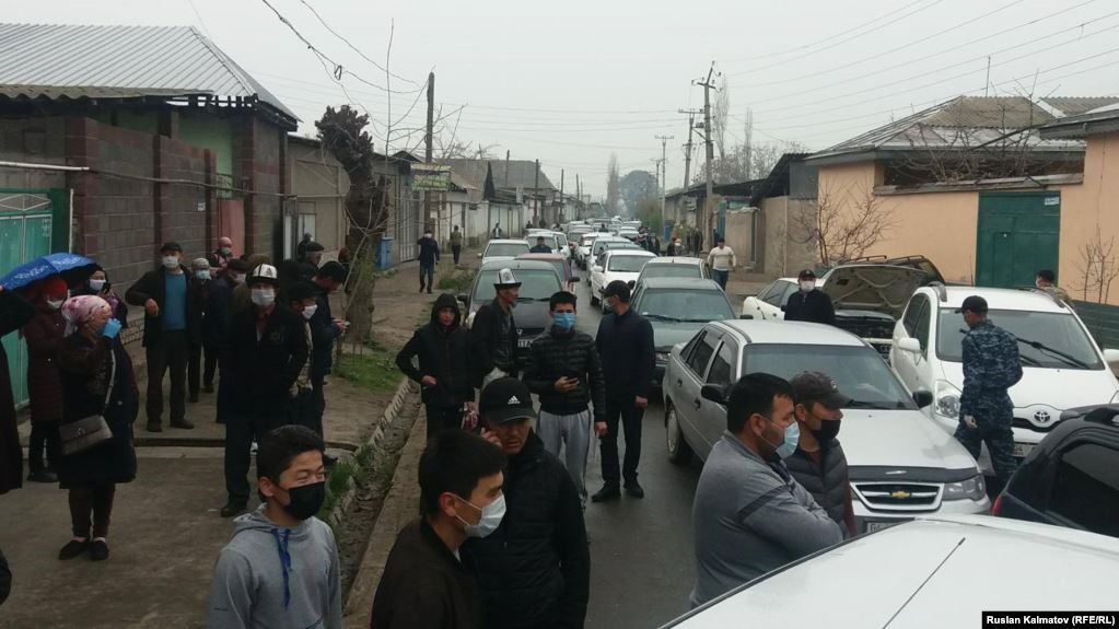 قىرعىزستاننىڭ بىرقاتار ايماقتارىندا توتەنشە جاعداي جاريالانادى