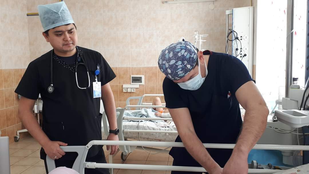 مەرەكە كۇنى اقتاۋدا 100-گە تارتا بالا دارىگەر كومەگىنە جۇگىندى