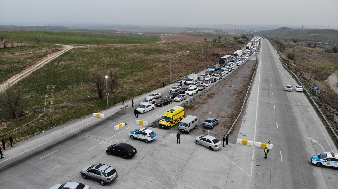 شىمكەنت: بلوك پوستتاردا ءاربىر كولىكتى ءجىتى تەكسەرىپ جاتىر