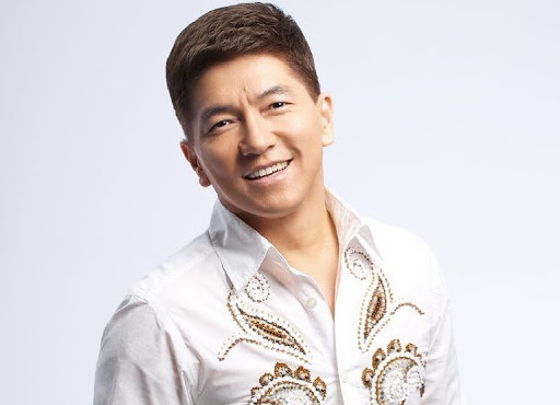 ساكەن مايعازيەۆ ونلاين رەجيمدە كونتسەرت وتكىزىپ جاتىر (ۆيدەو)