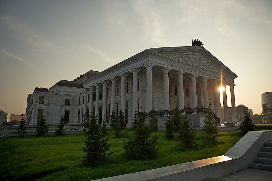 بۇگىن - حالىقارالىق تەاتر كۇنى