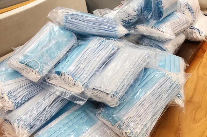 ۆولونتەرلەر 500 مىڭ مەديتسينالىق ماسكانى تەگىن تاراتتى