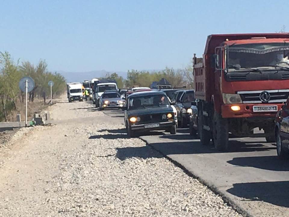 «الەمگە تانىمال جازۋشىمىن» دەپ ادەپسىزدىك تانىتتى