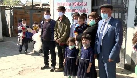 تۇركىستان: 11 بالانىڭ اناسى «ءبىز بىرگەمىز!» اكتسياسىن ىسكە اسىرۋشىلارعا العىس ايتۋدا