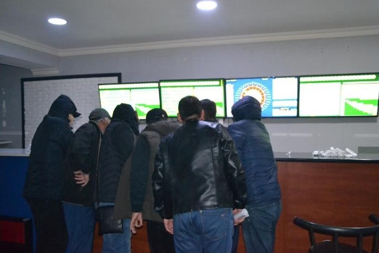 اتىراۋدا بۋكمەكەرلىك كەڭسە مەنەدجەرى 10 تاۋلىككە قامالدى