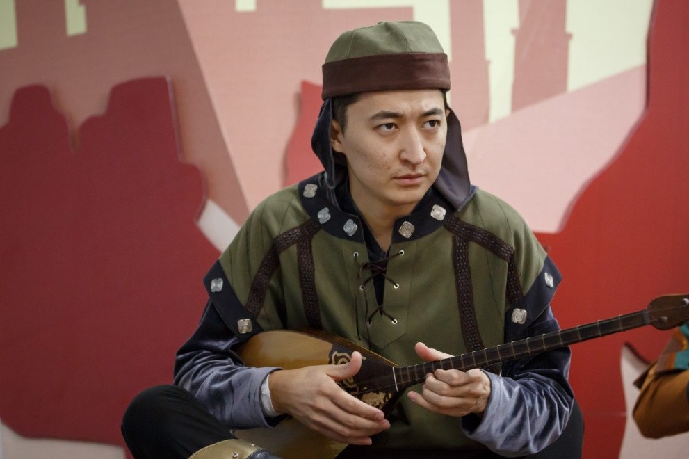 24 جاستاعى ايبەك «التىن وردا» كۇيىن شىعاردى