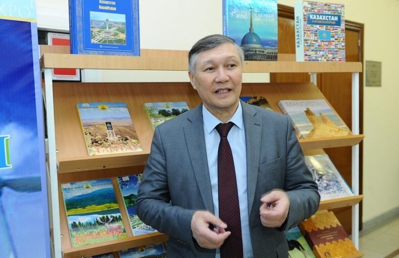 بەلگىلى اقىن, ماناسشى بايانعالي ءالىمجانوۆ دارىگەرلەرگە جىر ارنادى (ۆيدەو)