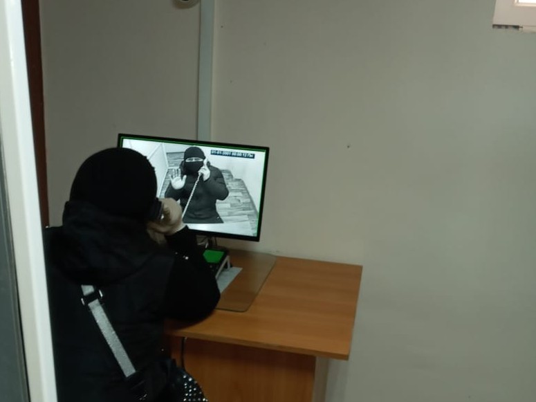 ونلاين رەجيمدە كەزدەسىپ, بەينەبايلانىس ارقىلى تىلدەسەدى   