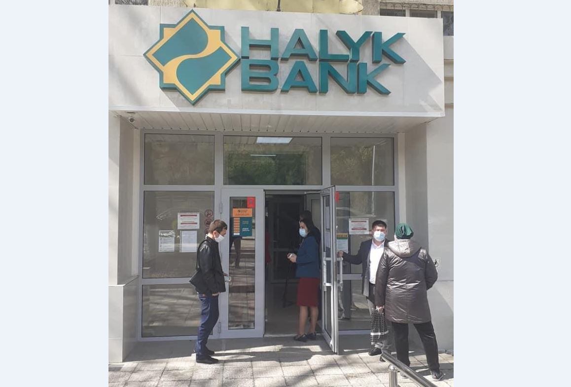 شىمكەنتتە 100-گە جۋىق ەرىكتى بانك بولىمشەلەرىندە تۇرعىندارعا كومەكتەسۋدە