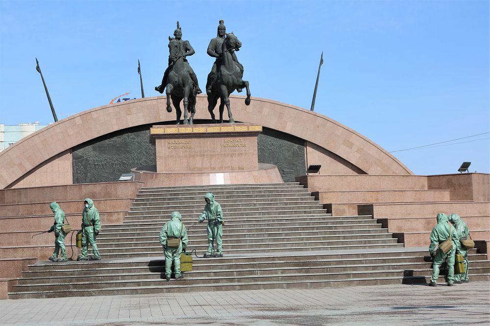 اسكەري قىزمەتشىلەر اتىراۋ قالاسىنىڭ 100 وبەكتىسىن دەزينفەكتسيالادى