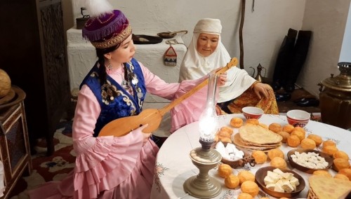 اقمولانىڭ حالقى ارقا-جارقا