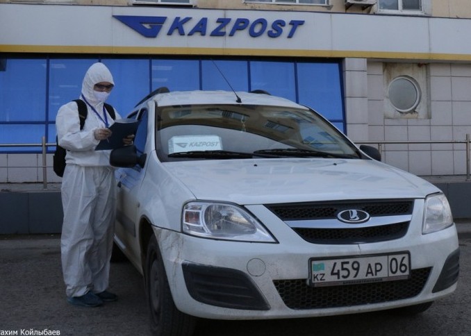 اتىراۋ: پوشتاشىلار زەينەتاقىنى ۇيگە جەتكىزۋدە