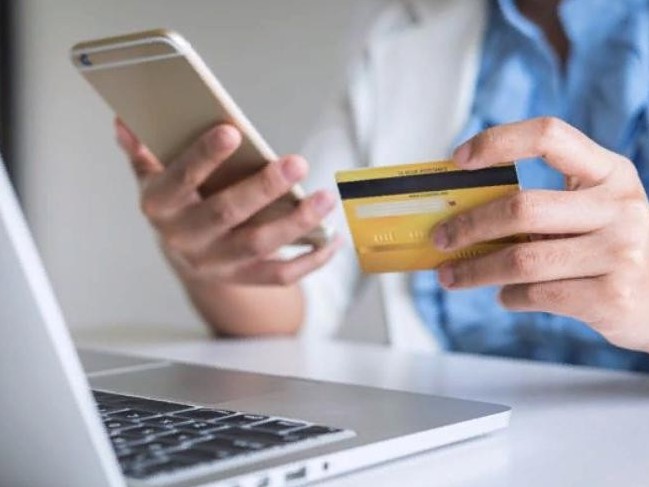 بانكتەر قولما-قول اقشاسىز تولەمدەردى الۋ ءۇشىن كوميسسيانى تومەندەتەدى