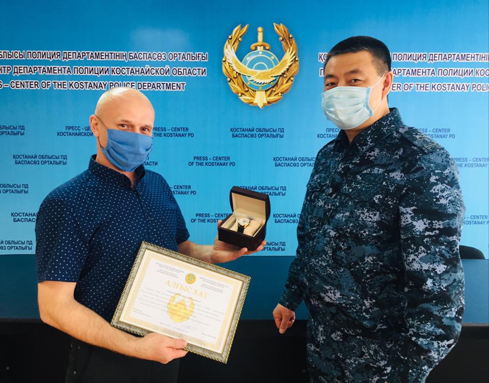 قوستاناي: جۇرگىزۋشى كوپىردەن سەكىرىپ كەتكەن قىزدى قۇتقارىپ قالدى