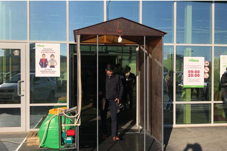 اقتاۋدا گيپەرماركەتكە كەلۋشىلەرگە دەزينفەكتسيا جاسايتىن تۋننەل اشىلدى