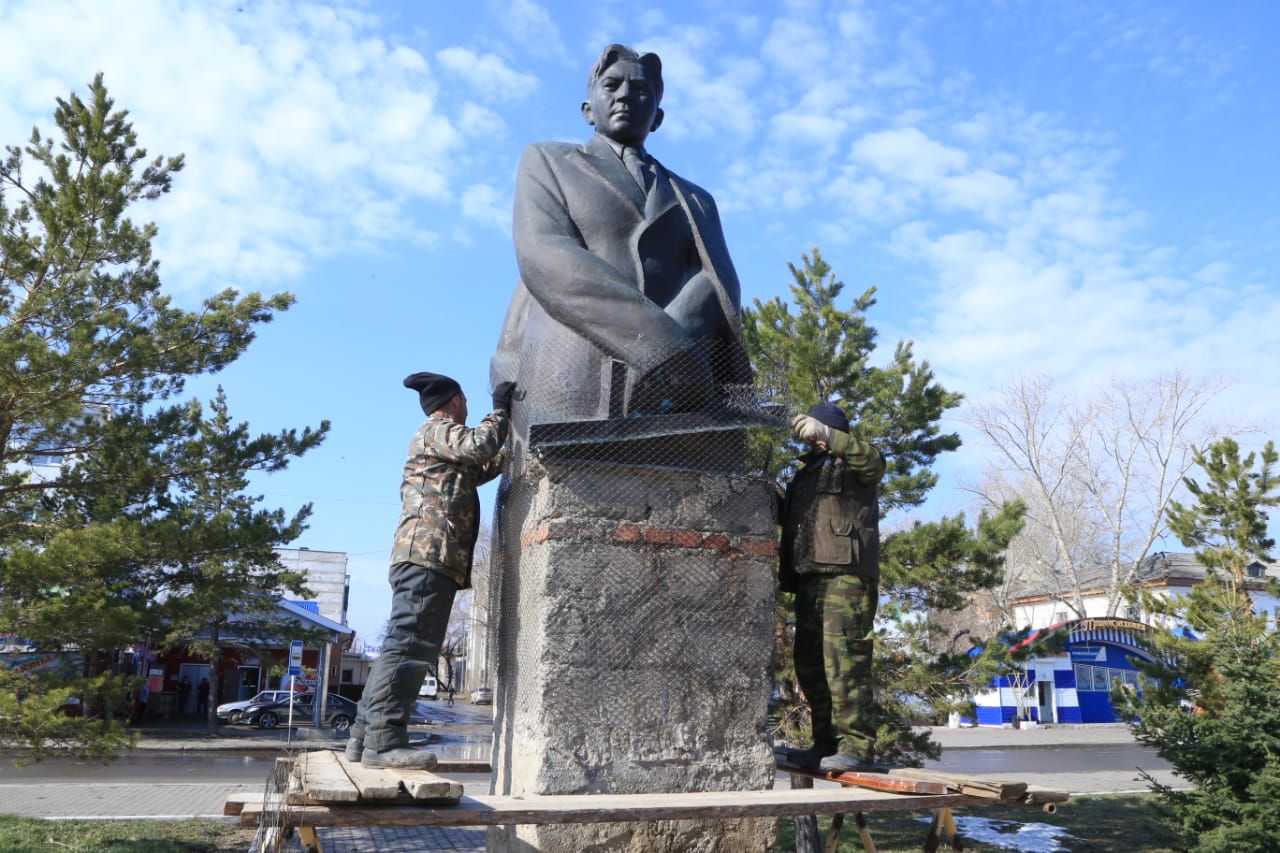 قوستانايدا بي-اعانىڭ ەسكەرتكىشى بۇتىندەلىپ جاتىر