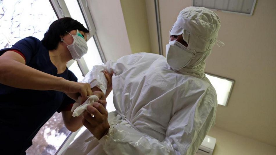 داۋانى كىمنەن كۇتەمىز؟ (الماتىدا ءبىر تاۋلىكتە 147 مەديتسينا قىزمەتكەرى ىندەت جۇقتىردى)