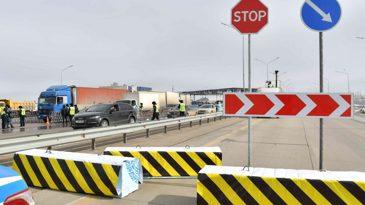 CTS قىزمەتكەرلەرى توسقاۋىل بەكەتتەردە جۇمىس ىستەپ جاتىر