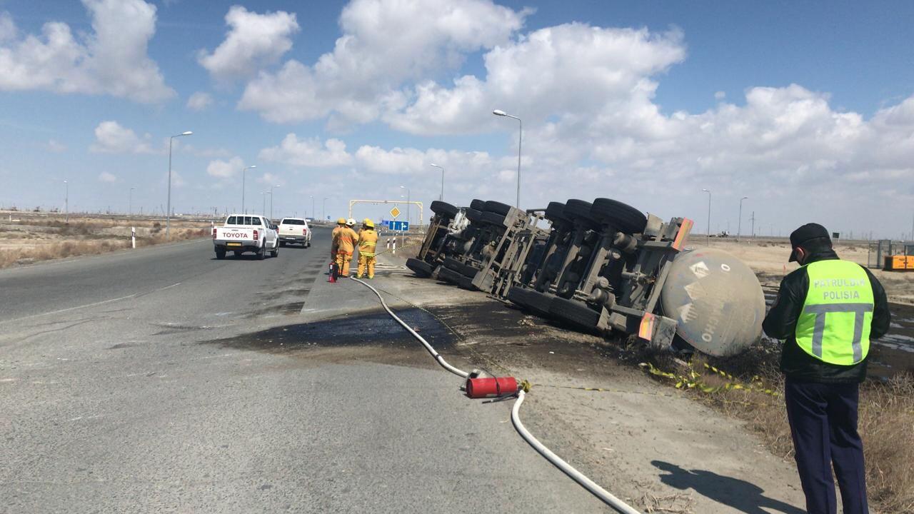 اتىراۋ: «كاماز» اۋدارىلدى, 26 توننا مۇناي توگىلدى