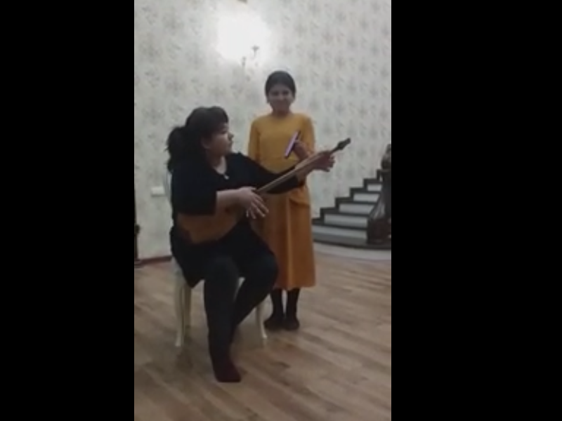 وزبەك قىزى «ناعىز قازاق - دومبىرا» دەپ دومبىرامەن ءان ايتتى