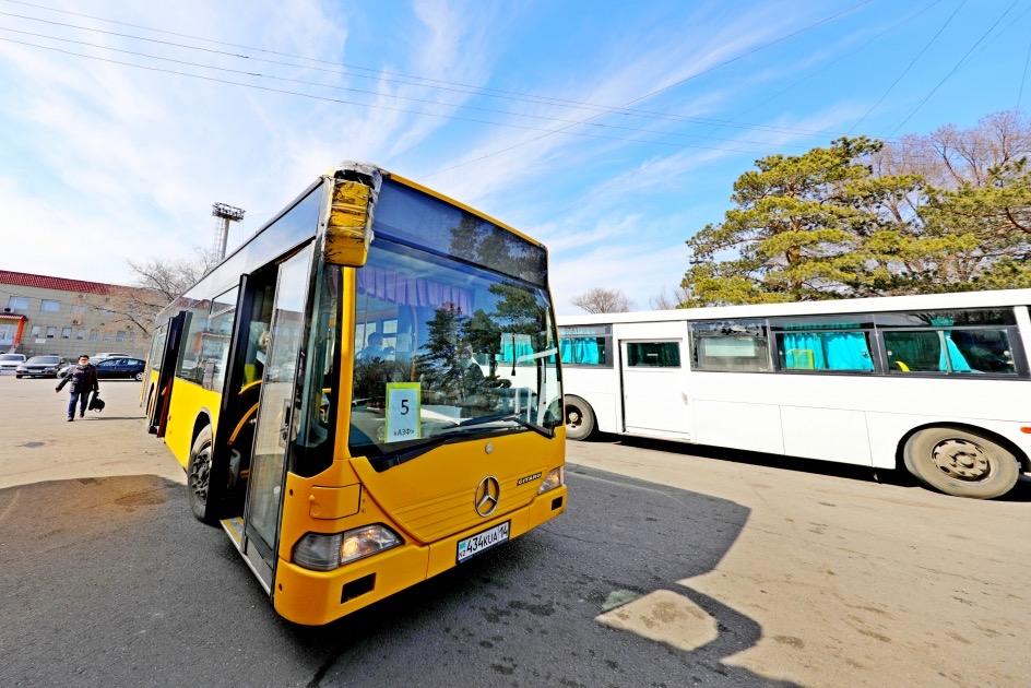 پاۆلوداردا قوعامدىق كولىكتەر زاۋىت  جۇمىسشىلارىن تاسىمالداۋدا