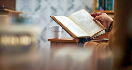 اقمولالىقتار ۇيدەن شىقپاي-اق كىتاپ وقيدى