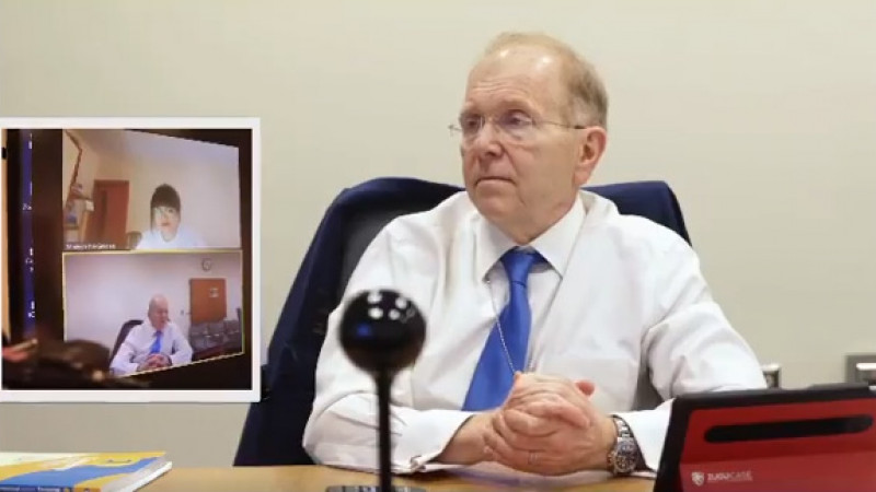 اقش ەلشىسى قازاقشا ۇيرەنىپ جاتىر