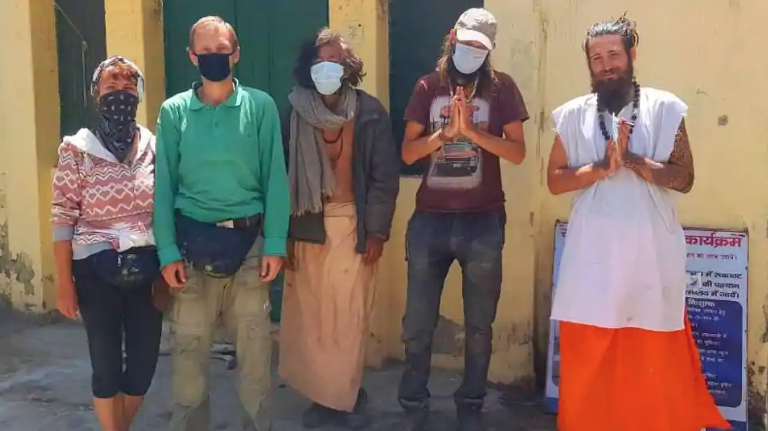 ۇندىستانداعى ۇڭگىردە تۋريستەر ءبىر ايعا جۋىق تۇرعان