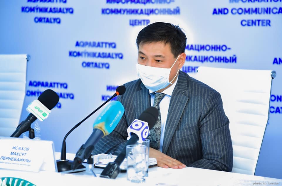 شىمكەنتتە كوروناۆيرۋس ىندەتىمەن كۇرەسۋشى دارىگەرلەردى ارنايى اۆتوبۋسپەن تاسىمالداۋدا