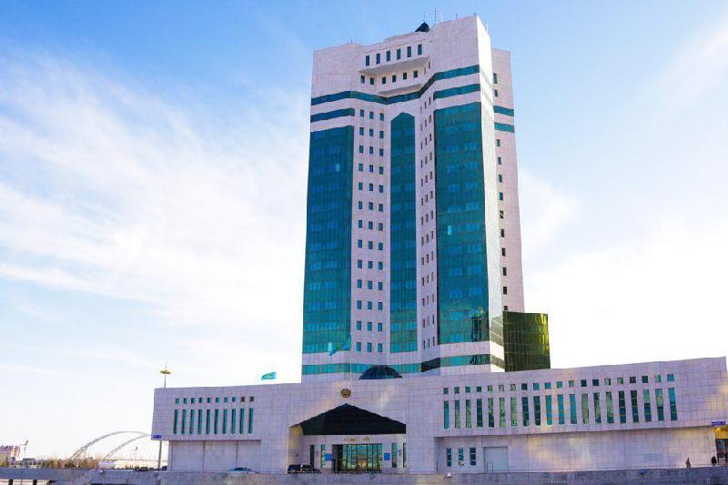 «ۇزدىك پەداگوگ» اتاعىن يەلەنۋشىگە سىياقى تولەۋ قاعيدالارى بەكىتىلدى