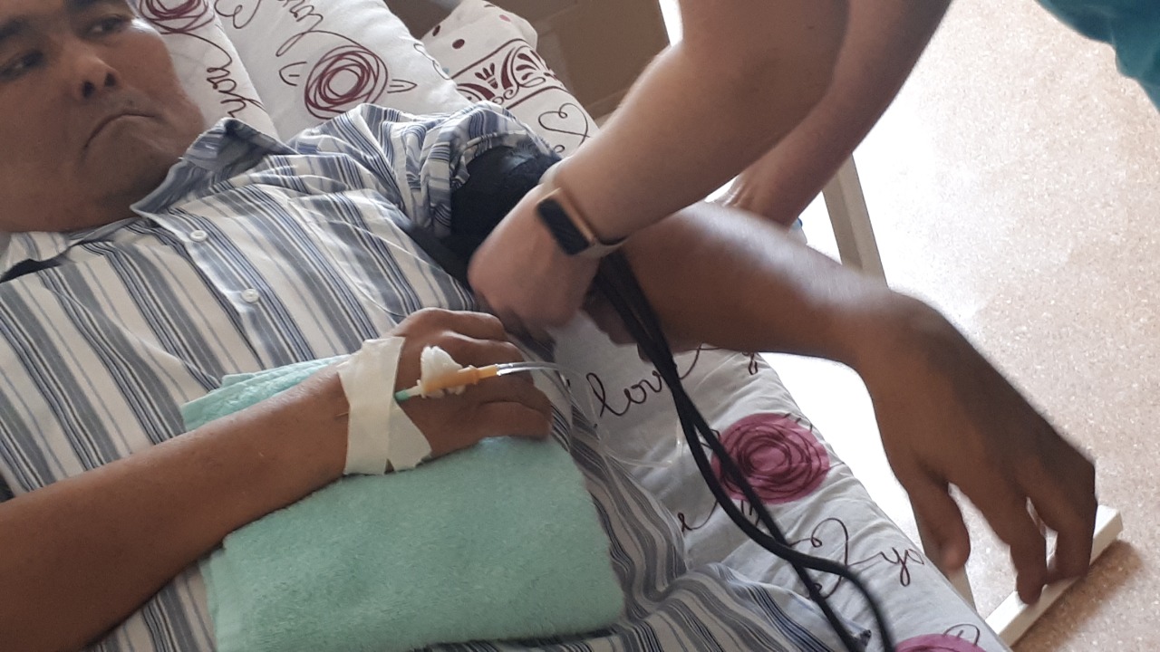 اقتاۋدا 49 جاستاعى تۇرعىننىڭ جۇرەگىنە كۇردەلى وتا جاسالدى