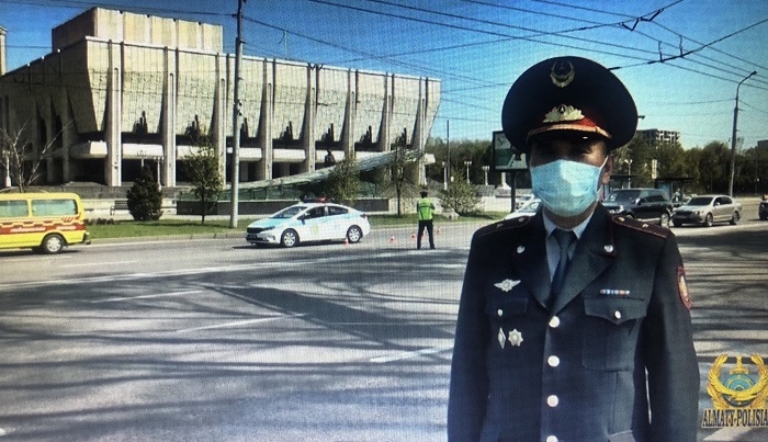 الماتىلىق پوليتسەي قالا تۇرعىندارىنا ولەڭ ارنادى